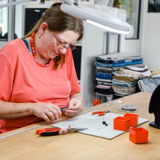 Anita bei der kreativen Handarbeit
