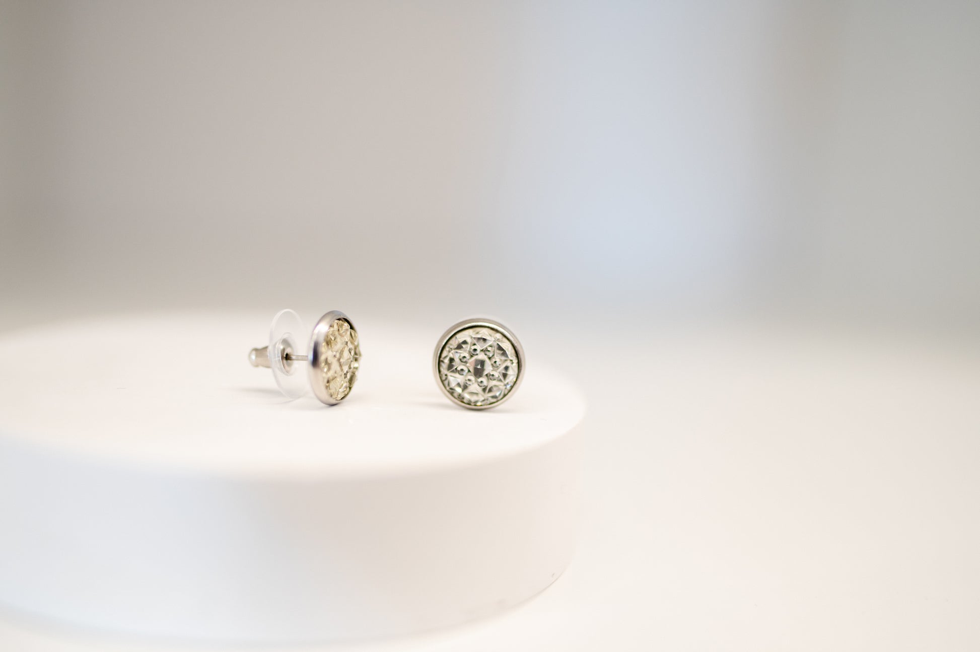 silberne Glitzer Ohrstecker